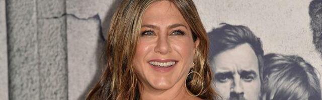 Crni kombinezon popularniji od male crne haljine: Nosi ga i Dženifer Aniston