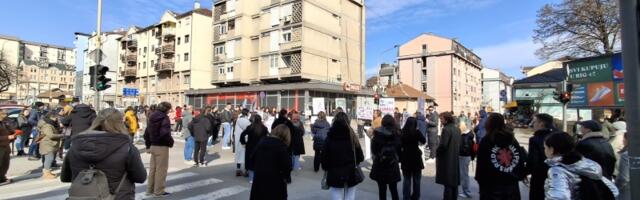 Kragujevčani 15. dan zaredom na 15 minuta blokirali raskrsnicu kod  Uzora  (FOTO)