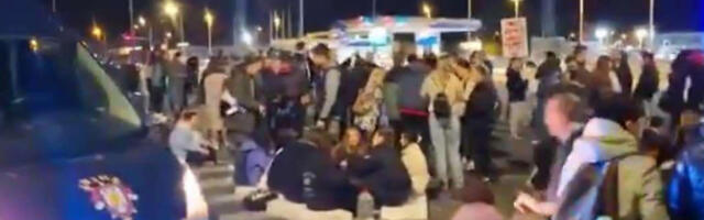 PAKLENI PLAN BLOKADERA Noćas su blokirali garaže GSP, policija mirno uspostavila red! (FOTO)