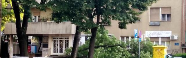 Grana pala na auto u centru Niša, povređen 28-godišnjak