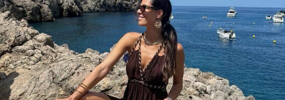 ANA IVANOVIĆ BEZ BRUSA: Objavila vrele fotke sa Majorke - Gola leđa, šlicevi na nogama i dekolte (FOTO)