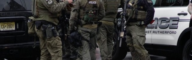 PUCNJAVA U VISKONSINU, RANJENA DVA POLICAJCA, naoružani napadač u bekstvu! (FOTO/VIDEO)