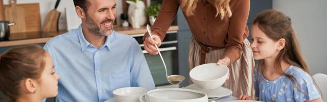 Kako se obući za slavu? Poznati stilista otkrio idealne kombinacije, a evo šta je strogo zabranjeno