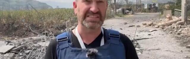 ZASTRAŠUJUĆI SNIMAK UDARA UŽIVO! Ranjena dvojica ruskih novinara u stravičnoj eksploziji, detonacija ih bacila na zemlju! (VIDEO)