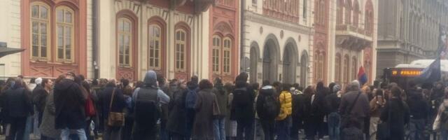 Građani i studenti se već okupili ispred zgrade Rektorata (VIDEO)