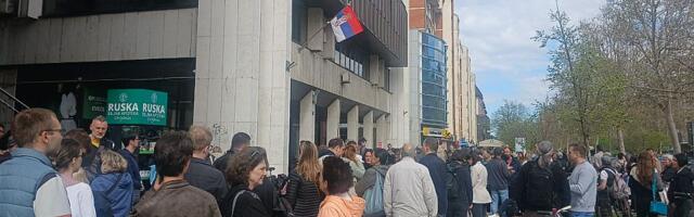 VIDEO: Novosađani podržali studente i profesore ispred Prekršajnog suda