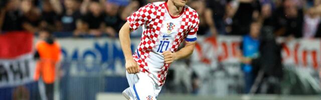 Dete je dete i kad ima 40 godina! Pogledajte kako su Radojka i Stipe Modrić proslavili gol sina Luke protiv Slovenije /VIDEO/
