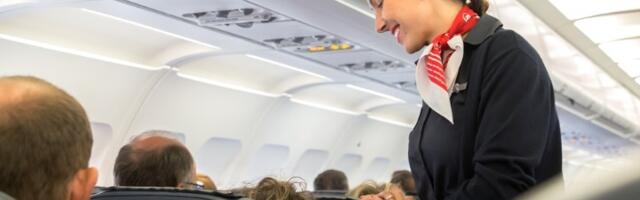 Što stjuardese sede na rukama pri poletanju i sletanju aviona?