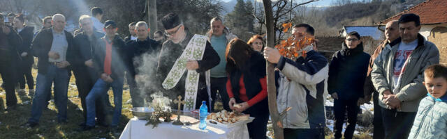 Žitelji Vlasa ispred Crkve Svetog proroka Ilije obavili čin paljenja badnjaka