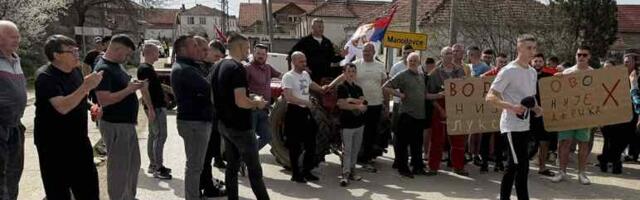 Meštani pet sela blokirali raskrsnicu ka Manojlovcu, traže hitne razgovore sa lokalnom samoupravom