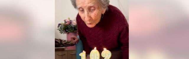 BAKA BRANKA PROSLAVILA 102. ROĐENDAN U DOMU ZA STARE: Torta, pesmica, svećice i zabava iznenađenja (VIDEO)