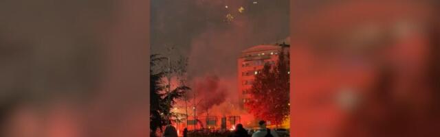 Zvezdini navijači napravili šou pred derbi, zapalili baklje i vatromet i krenuli ka Areni