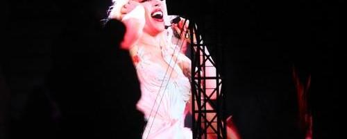 Plesač Lejdi Gage pao sa bine usred koncerta: Pogledajte reakciju pevačice (VIDEO)