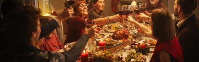 Ova navika domaćica zgrozila goste na slavama: Seče mi tortu, trpa prste u usta i radi ovo! To je odvratno, a rade i muškarci