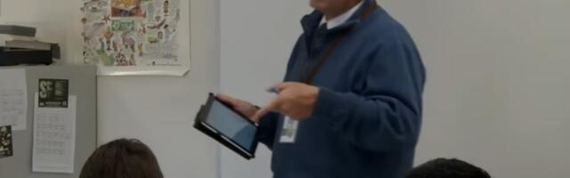 Učenici slučajno otkrili tajnu svog profesora matematike: Večiti je neženja i nema decu, nisu mogli da veruju gde su ga zatekli (VIDEO)