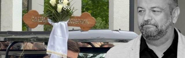 SAHRANJEN SAŠA KATANČIĆ, PEVAČ ISPRAĆEN NA VEČNI POČINAK UZ ORKESTAR! Potresan govor kida dušu, porodica potpuno slomljena! (VIDEO)