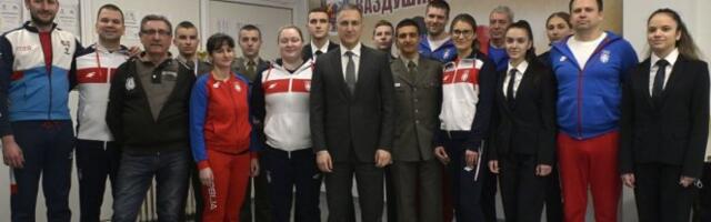 Ministar Stefanović i članovi reprezentacije Srbije u streljaštvu sa učenicima vojnih škola