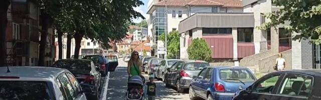 Samo u Novom Pazaru – Ko se parkira na lijevu stranu ne plaća parking a ni kaznu (Video)