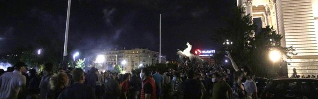 Svetske agencije izvestile o protestu: Upad u Skupštinu i suzavac