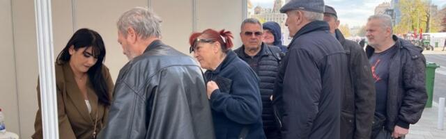 OGROMNO INTERESOVANjE GRAĐANA: Narod u velikom broju pristupa Pokretu na svenarodnom skupu (VIDEO)