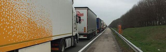 Kolona kamiona na auto-putu zbog čekanja na Batrovcima