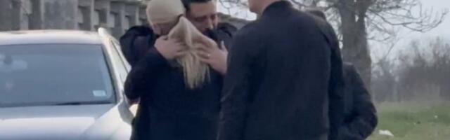 DARKO LAZIĆ SE SLOMIO PRED ILDOM ŠAULIĆ! Pevačica mu potrčala u zagrljaj, ZAJEDNO JECAJU pred pustom kapijom! (GALERIJA)