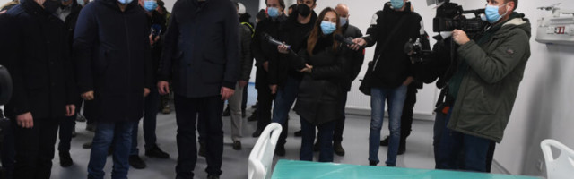 “Evo, ja ću da je primim prvi”: Vučić odgovorio svima koji sumnjaju u bezbednost vakcine