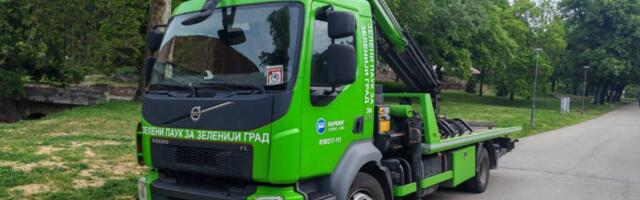 „Zeleni pauk“ počeo da uklanja nepropisno parkirana vozila sa zelenih površina u Nišu