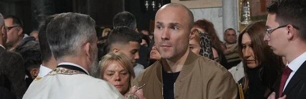 "Mi, pred svetinjom!": Sofronijević sa bebom od dva meseca čeka u redu za poklonjenje