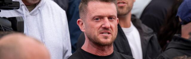 UHAPŠEN VOĐA BRITANSKIH NACIONALISTA NA AERODROMU HITROU! Vraćao se sa putovanja u Rusiji gde se sastao sa OCEM Ilona Maska! (FOTO/VIDEO)