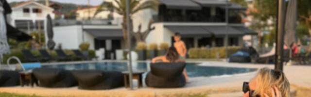 Voditeljka (48) tvrdi da nije potrčala 10 godina, sad ZAGRMELA U BIKINIJU: Crni kupaći malo toga ostavio mašti, a evo koja je tajna njenog izgleda
