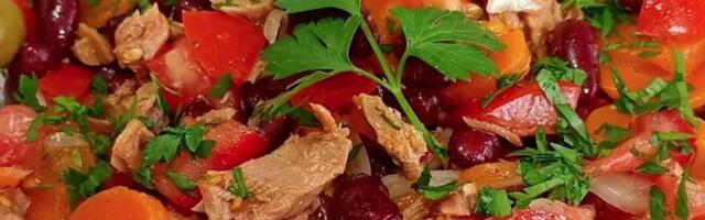 Mediteranska obrok salata koju ćete praviti celog leta: Ima samo 400 kalorija, a puna je zdravih sastojaka
