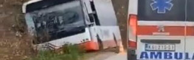 U SLETANJU AUTOBUSA KOD RAČE POVREĐENO 15 OSOBA!