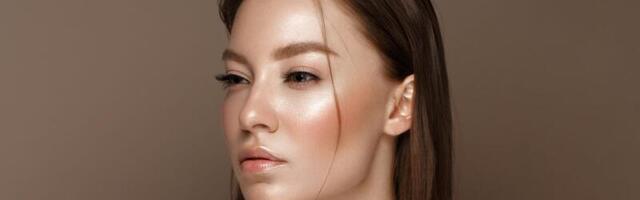 „Uljana koža“: Novi trend koji zamenjuje glaziran makeup efekat