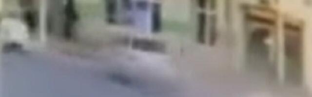 STRAVIČNA nesreća u NS: Automobil uleteo na stajalište (VIDEO)