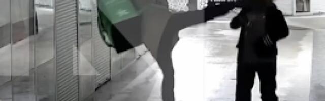 BAHATI DOSTAVLJAČ ŠUTNUO BAKICU U GLAVU! Pala i udarila o zid, poslat u psihijatrisku ustanovu (UZNEMIRUJUĆ VIDEO)