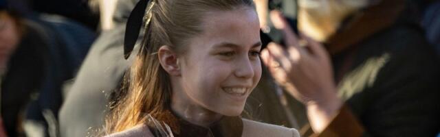 Kraljica ponovo rođena: Princeza Šarlot preslikana Elizabeta, zasijala u kaputu Kejt Midlton (FOTO)