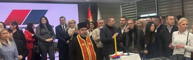 SNS OBELEŽAVA BADNJI DAN U DUHU TRADICIJE I ZAJEDNIŠTVA! Unet badnjak u sedište stranke, sveštenik očitao molitvu uz prisustvo velikog broja zvaničnika! (FOTO, VIDEO)