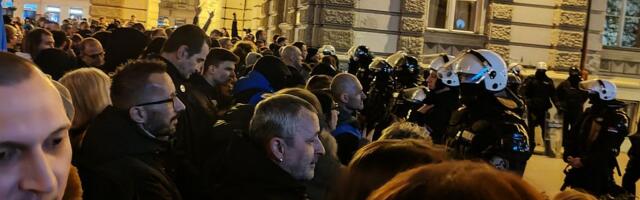FOTO, VIDEO "Dalje ruke od Miletića": Demonstranti bili na Trgu slobode, pristalice vlasti ispred SNP-a