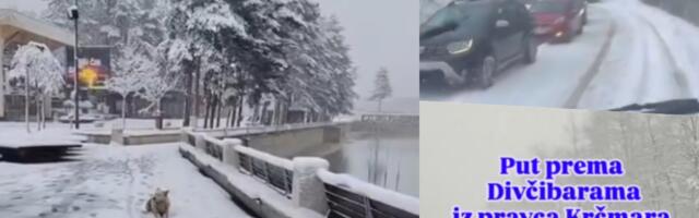 (VIDEO) POGLEDAJTE KAKO SNEG POLAKO ZAVEJAVA SRBIJU Snimci kao usred zime, neverovatni prizori na putevima! Prognoza najavljuje da padne još 20 cm