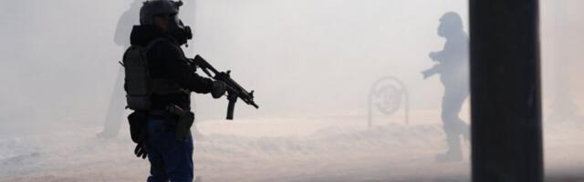 NEPOZNATI NAPADAČ OTVORIO VATRU NA PROLAZNIKE! Ima MRTVIH i povređenih: Krvavi pir nastavljen u supermarketu (FOTO, VIDEO)