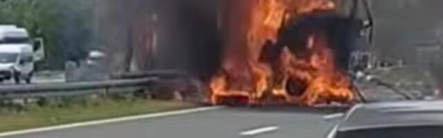 VOZAČ IZGOREO U KABINI KAMIONA?! Stravična nesreća u Hrvatskoj, region obilazi stravičan snimak buktinje (VIDEO)