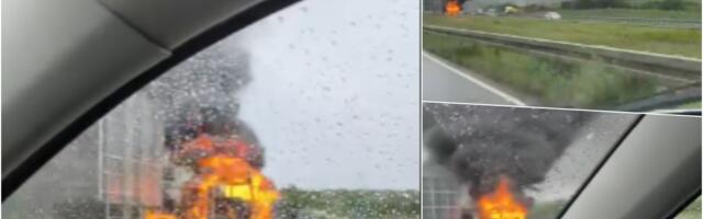 PLAMEN PROGUTAO CEO KAMION, NE ZNA SE ŠTA JE SA VOZAČEM! Vozilo potpuno izgorelo kod isključenja za Mladenovac, gust dim prekrio put (video)
