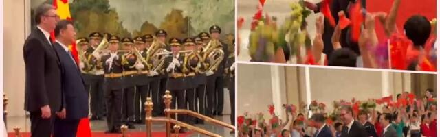 VELIČANSTVEN DOČEK ZA PREDSEDNIKA VUČIĆA U DOMU NARODA U PEKINGU: Duboko poštovanje prema Srbiji vidi se u svakom detalju, a ovaj je posebno oduševio! (VIDEO)