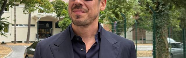 NIKOLA ROKVIĆ SA ŠEŠIROM U RUCI IZNENADIO PROLAZNIKE: Usred dana zapevao na Skadarliji, Beograđani se raspametili (VIDEO)