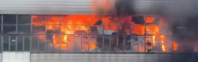 Požar u fabrici: Najmanje 28 mrtvih, radnici zarobljeni na krovu (VIDEO)