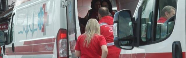 MLADIĆ PAO S PRVOG SPRATA! Prebačen u Urgentni centar u Čačku