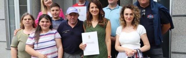 PEĐA, IVANA I LAZAR DOBILI SU NOVI KROV NAD GLAVOM ZAHVALJUJUĆI DRESU NIKOLE JOKIĆA! Danijela Vasilijević: Kao društvo treba da budemo ponosni na sebe u ovim teškim vremenima