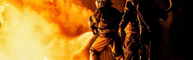 VATRENA STIHIJA U CENTRU ZRENJANINA: Magacin u plamenu iza zgrade komiteta!