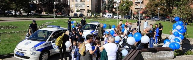 Druženje mališana sa kragujevačkom policijom u okviru obeležavanja Dečje nedelje (FOTO)